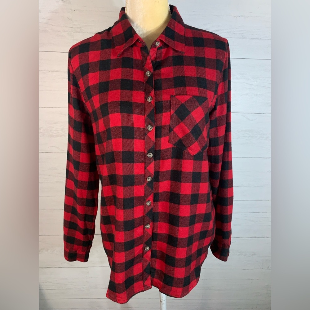 Maurices red black plaid flannel button up shirt womens size M